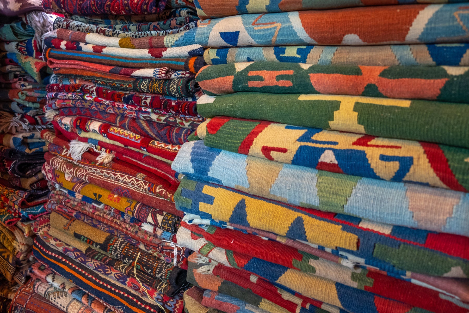 Kilim Rugs vs Persian Rugs: What’s the Difference?
