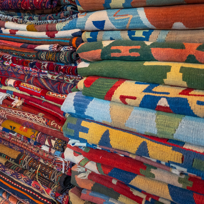 Kilim Rugs vs Persian Rugs: What’s the Difference?