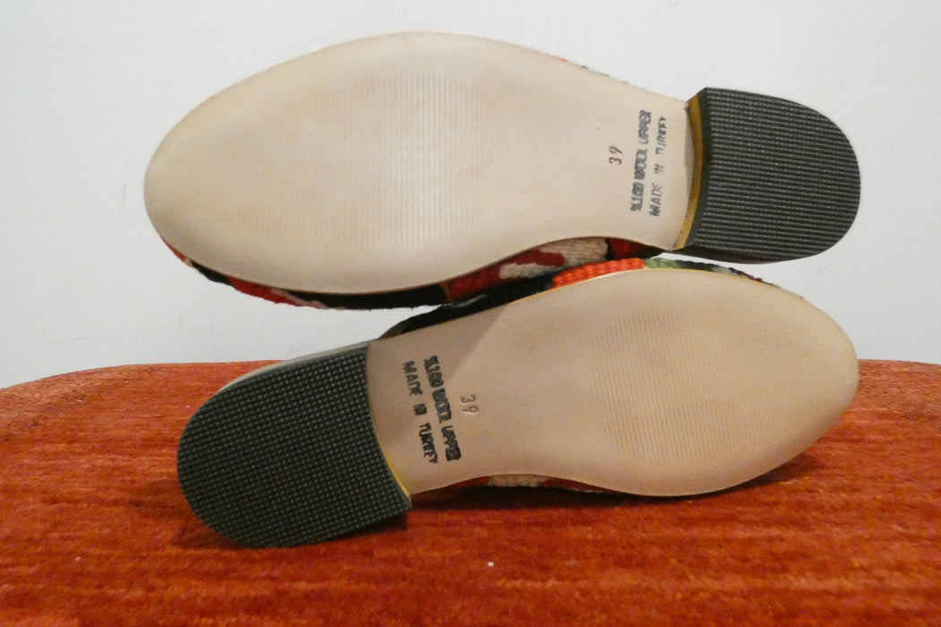 One-of-a-Kind Turkish Kilim Slip-On Shoes Size: 39 "Jiyan"- Rugs Direct 