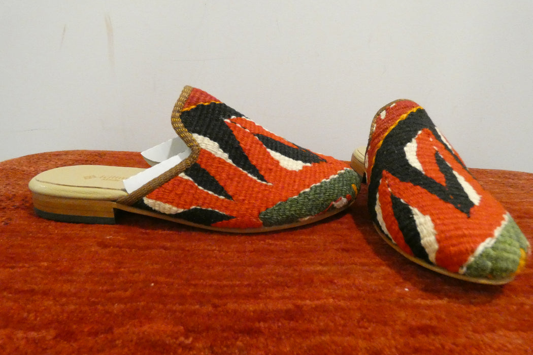 One-of-a-Kind Turkish Kilim Slip-On Shoes Size: 39 "Jiyan"- Rugs Direct 