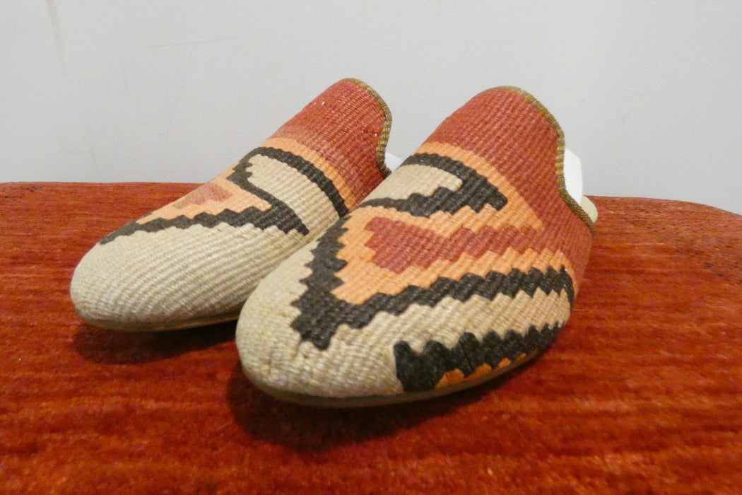 One-of-a-Kind Turkish Kilim Slip-On Shoes Size: 41  "Toprak"- Rugs direct 