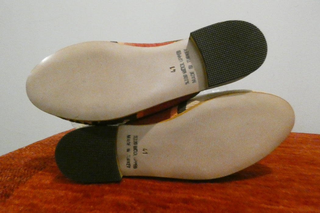 One-of-a-Kind Turkish Kilim Slip-On Shoes Size: 41  "Toprak"- Rugs direct 