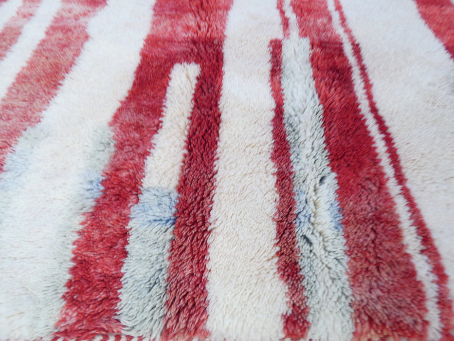 Mrirt Berber, White and Red Colour Woollen Beautiful Moroccan Rug Size: 251 x 185cm - Rugs Direct
